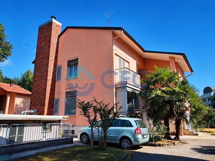Appartamento trilocale in affitto in Via Ermanno Barigozzi, Quartiere Forlanini, Milano
