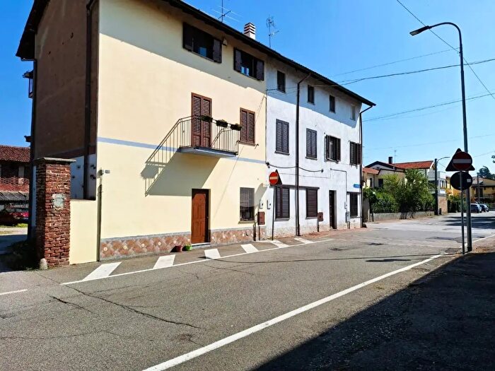 Casa trilocale in vendita in Via Novembre, Bernate Ticino