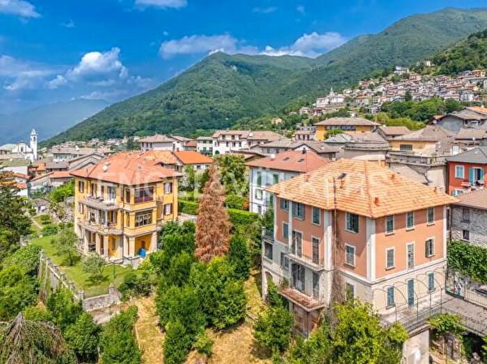 Casa con 6 locali in vendita in Via Umberto I, Zelbio