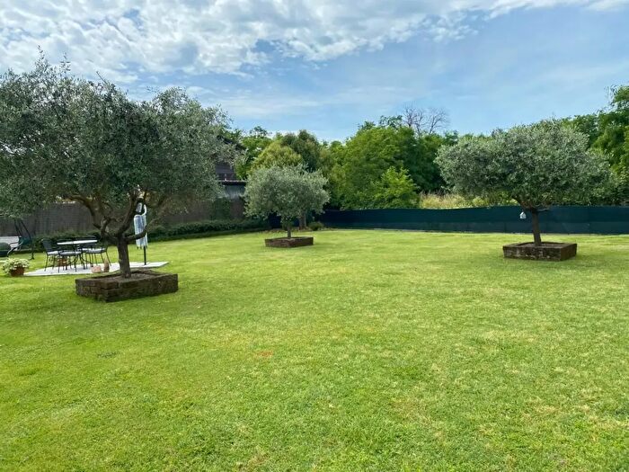 Casa con 6 locali in vendita in Massa