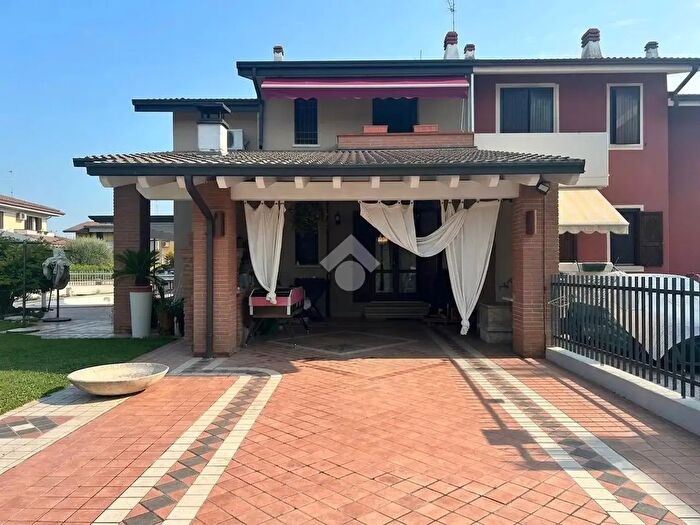 Casa quadrilocale in vendita in Via fra Giacomo Bulgaro, Dello