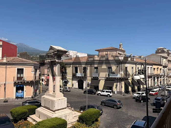Casa con 7 locali in vendita in Piazza Monsignore Alessi, Giarre