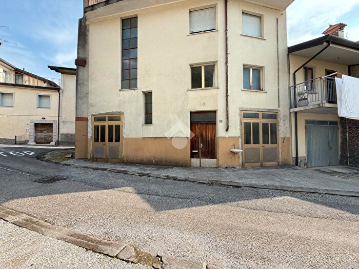 Casa con 7 locali in vendita in Via Barca, Trasaghis