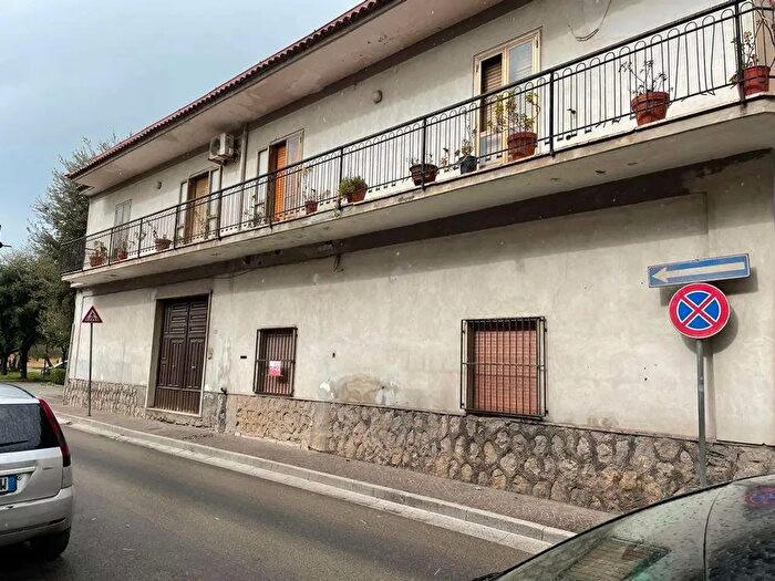 Casa con 12 locali in vendita in Via Giardino, Mondragone