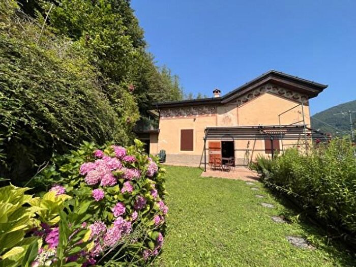 Casa con 6 locali in vendita in Clusone