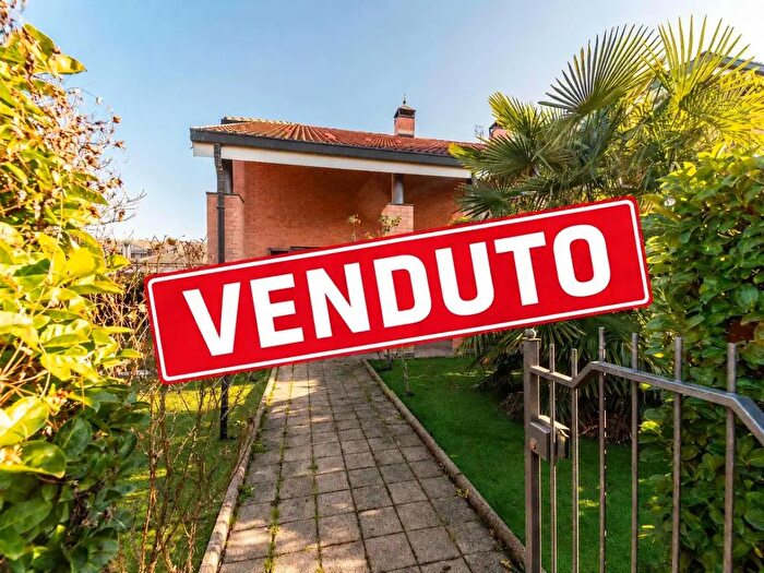 Casa con 8 locali in vendita in Pinerolo