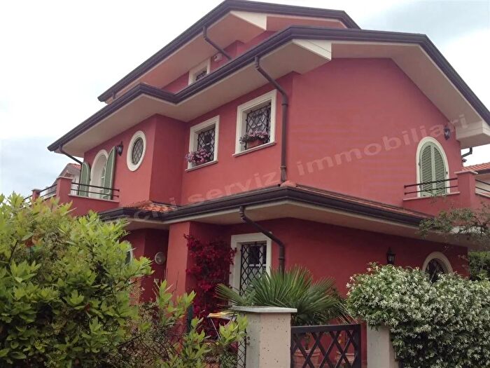 Casa quadrilocale in vendita in Via Ammiraglio Morin a, Forte Dei Marmi