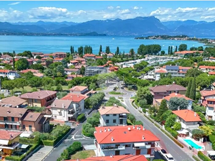 Appartamento trilocale in vendita in Via Verona, Sirmione