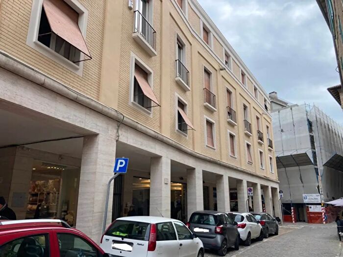 Appartamento con 8 locali in vendita in Via Raineiro, Fano