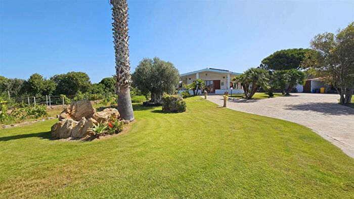 Casa con 6 locali in vendita in Calasetta