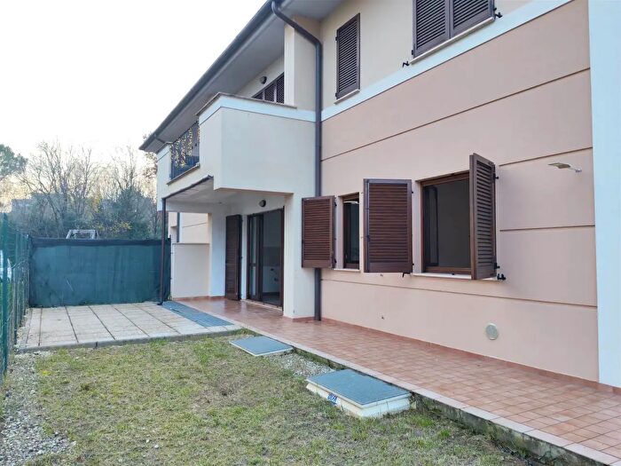 Appartamento trilocale in vendita in Via Ponterosciano, Torgiano