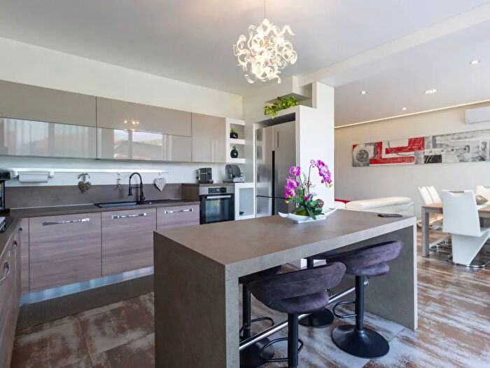Casa con 7 locali in vendita in Caneva