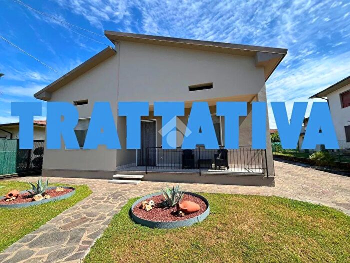 Casa trilocale in vendita in Via Vanzeghetto, Capriolo