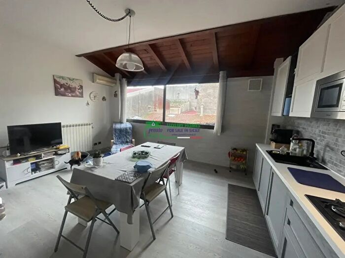 Casa con 6 locali in vendita in Via Giambattista Odierna, Ragusa