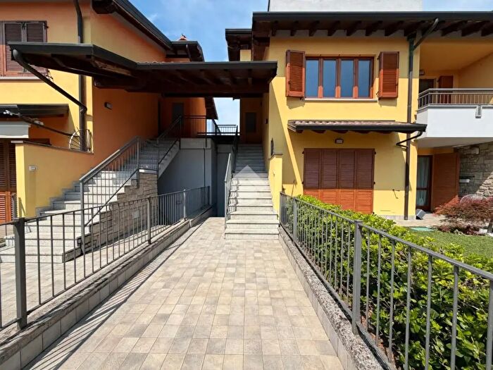 Appartamento trilocale in vendita in Via Gianpaolo Petrocchi, Osio Sotto