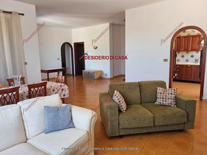 Casa con 6 locali in vendita in Cinisi