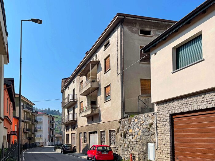 Casa con 12 locali in vendita in Via Europa, Leffe