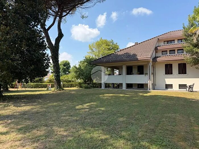 Casa con 7 locali in vendita in Via Cavalieri di Vittorio Veneto, Martellago