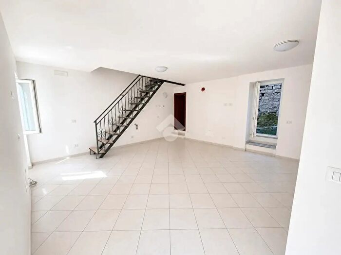 Casa trilocale in vendita in Via Regina Elena, Bassano In Teverina