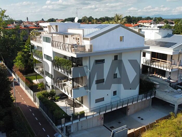 Appartamento quadrilocale in vendita in Via Manzoni Snc, Vimercate