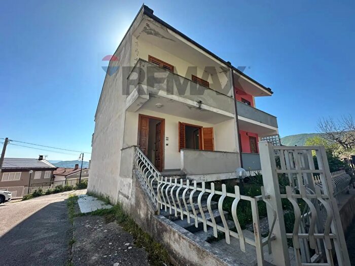 Casa con 7 locali in vendita in Via Volturno, Scapoli