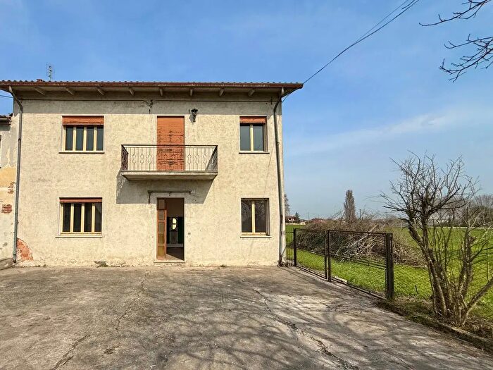 Casa trilocale in vendita in Via Cuoro, Solesino
