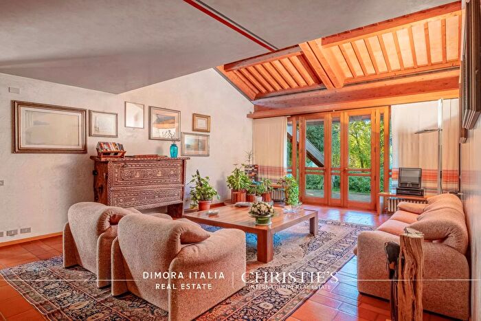 Casa con 16 locali in vendita in Montebelluna