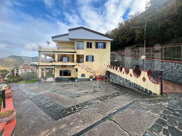 Casa con 11 locali in vendita in Via Campo, Fiumefreddo Bruzio