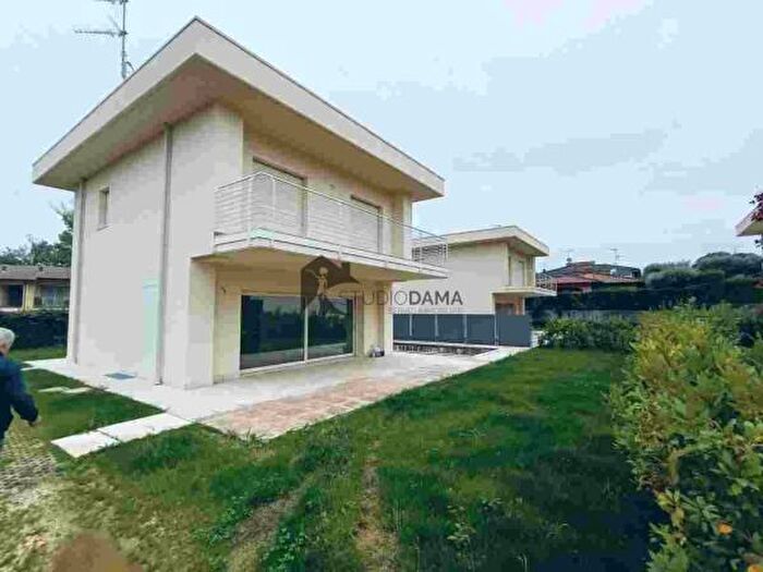 Casa quadrilocale in vendita in Manerba Del Garda