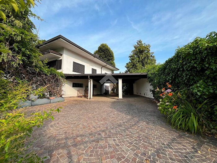 Casa con 5 locali in vendita in Via Monviso, Camparada