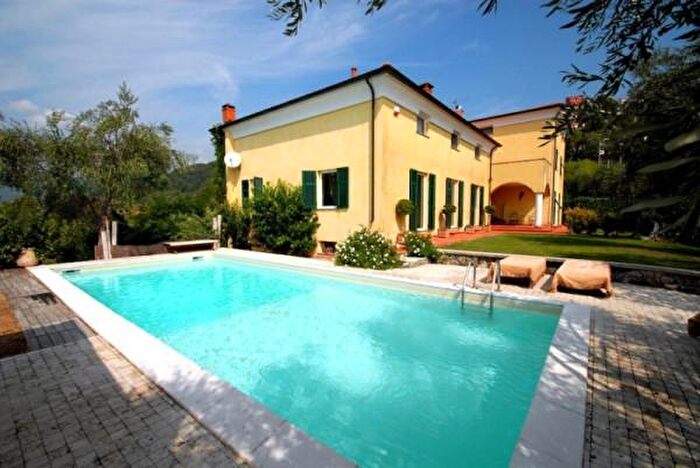 Casa con 6 locali in vendita in Bolano