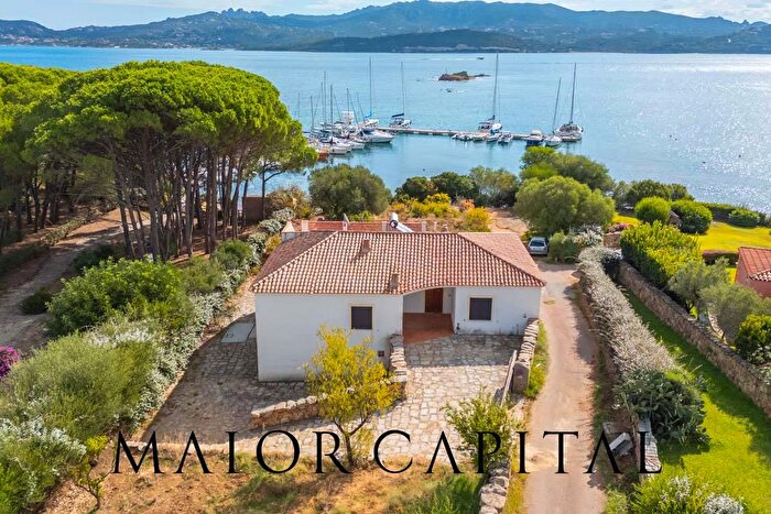 Casa con 16 locali in vendita in Via Nazionale, Arzachena