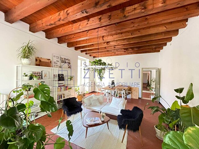 Casa con 6 locali in affitto in Piazza Tebaldo Brusato, Magenta Arnaldo, Brescia