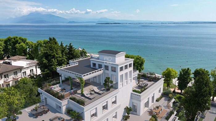 Appartamento quadrilocale in vendita in Via Lungolago C Battisti, Desenzano Del Garda