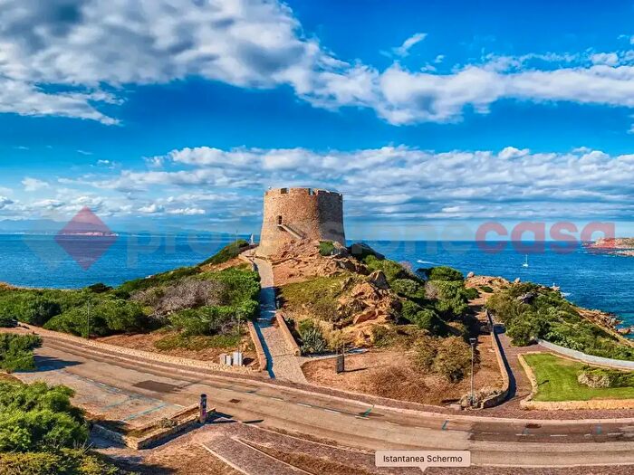 Appartamento trilocale in vendita in Via lAquila, Santa Teresa Gallura