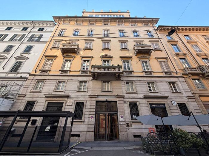 Appartamento quadrilocale in affitto in Via Solferino, Moscova, Milano