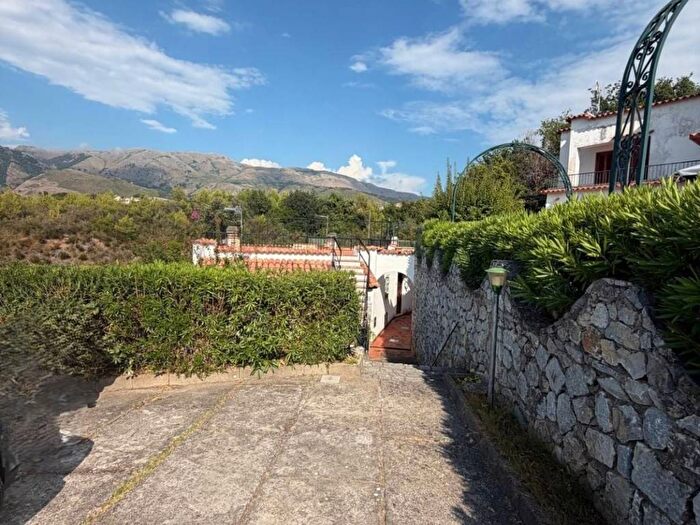 Appartamento trilocale in affitto in Via Sandro Pertini, San Nicola Arcella