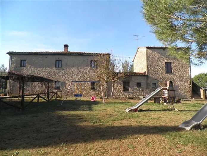 Casa con 18 locali in vendita in Pomarance