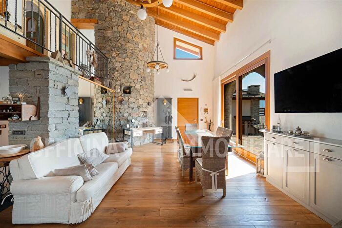 Casa con 5 locali in vendita in Via Roma B, Teglio