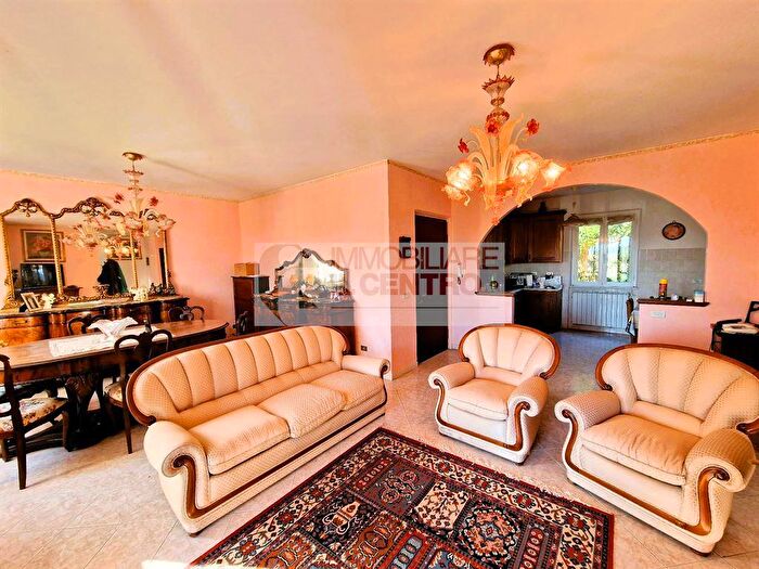 Casa con 7 locali in vendita in Sarzana