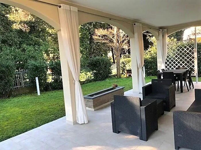 Casa con 9 locali in vendita in a Pisa, Massa