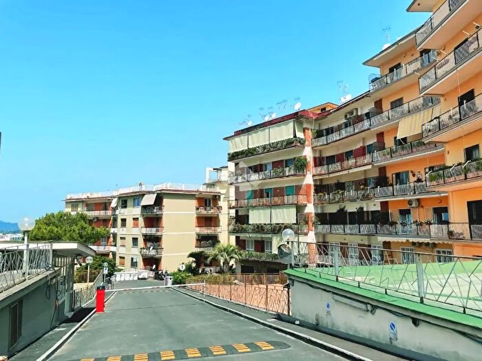Appartamento con 5 locali in vendita in Via Michelangelo da Caravaggio, Napoli