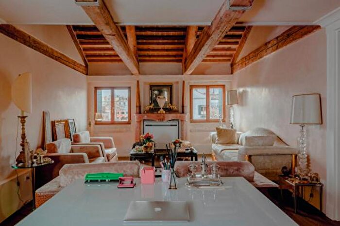 Appartamento con 6 locali in vendita in Fondamenta De San Sebastian, Venezia