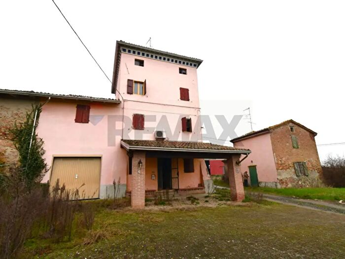 Casa con 7 locali in vendita in Via Gabbiano Cella, Noceto