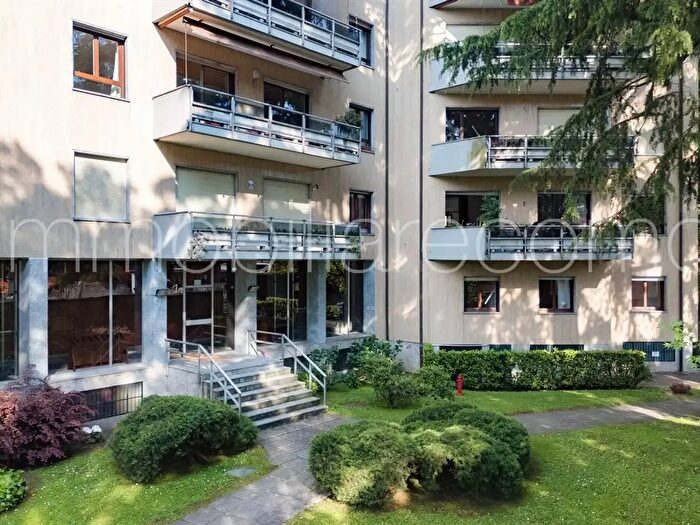 Appartamento con 6 locali in vendita in Via Petrarca, Como