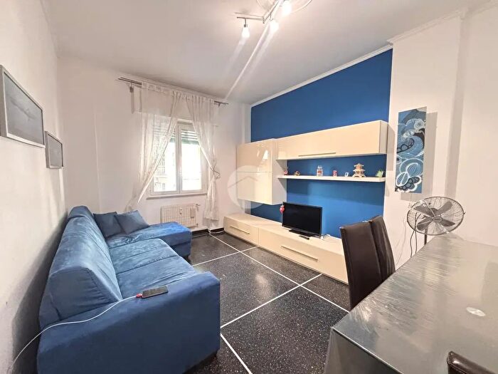 Appartamento trilocale in vendita in Via del Borgo, Genova