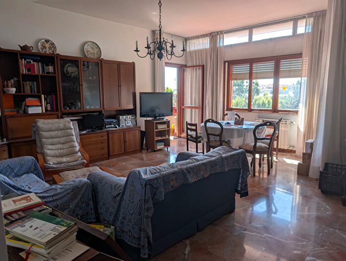 Appartamento quadrilocale in vendita in Piazza Ugo da Como, Roma