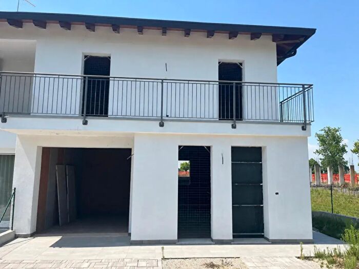 Casa quadrilocale in vendita in Via Foscolo Belfiore di Pramaggiore, Pramaggiore