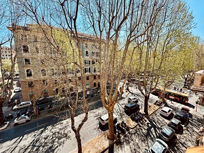 Appartamento con 9 locali in vendita in Via Smirne, Genova