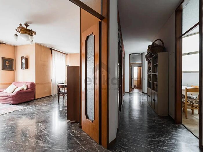 Appartamento con 6 locali in vendita in Vicolo Carlo Alberto, Treviso